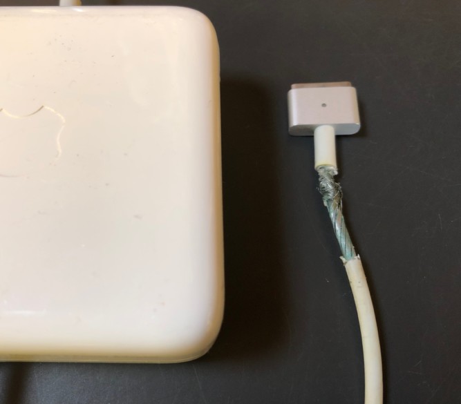 充電アダプタ感電